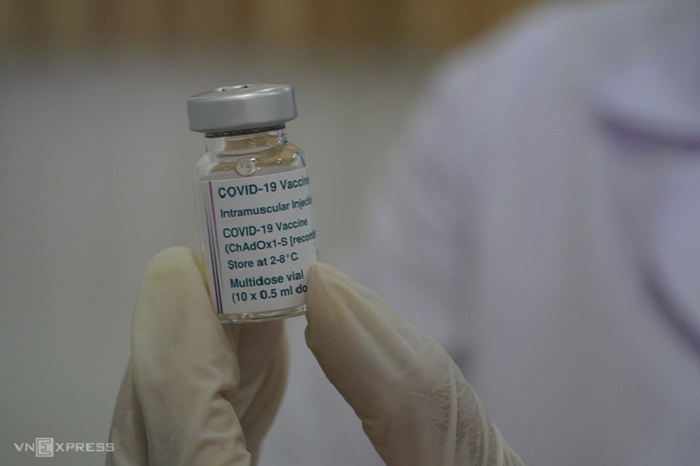Vaccine Covid-19 AstraZeneca được tiêm cho các nhân viên y tế ở Gia Lai sáng 9/3. Ảnh: Trần Hóa.